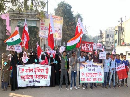 College closed: Students protest in front of National Urdu College | महाविद्यालय बंद : नॅशनल उर्दू कॉलेजसमोर विद्यार्थ्यांची निदर्शने