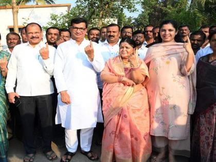 Balasaheb Thorat voting with his family; Utkarsha Roopwate voting by standing in a queue | बाळासाहेब थोरात यांचे कुटुंबीयांसमवेत मतदान; उत्कर्षा रूपवते यांचे रांगेत उभे राहून मतदान