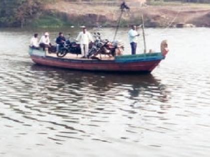 Boat travel has been going on for sixty-five years, between Vahgaon and Nadshi on the Krishna River | Satara: पासष्ट वर्षांपासून होतोय नावेतून प्रवास, वाहगाव ते नडशीदरम्यान कृष्णा नदीतून वाहतूक