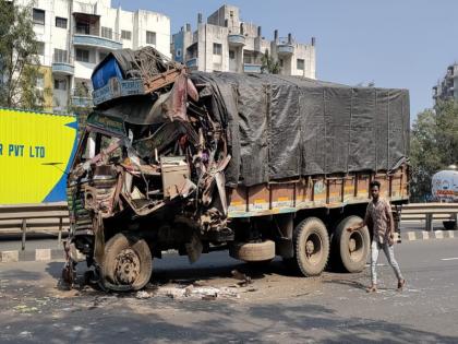 the series of accidents continues navale bridge in pune the truck hit the container the administration's mere discussion and meeting | Navale Bridge Pune: अपघातांची मालिका सुरूच; ट्रकची कंटेनरला धडक, प्रशासनाच्या नुसत्याच चर्चा अन् मीटिंग