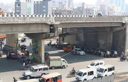 woman jumping from navale bridge but traffic police vigilance of locals saved lives | नवले पुलावरून उडी मारुन महिलेचा आत्महत्येचा प्रयत्न; वाहतूक पोलीस, स्थानिकांच्या सतर्कतेमुळे वाचले प्राण