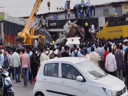 Cargo truck collides with crane near Navale Bridge death of one One seriously injured | नवले पुलाजवळ मालवाहतूक ट्रकची क्रेनला धडक; एकाचा मृत्यू, एक जण गंभीर जखमी