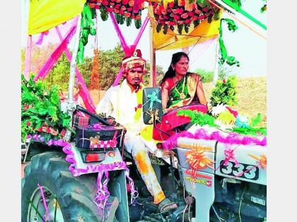 groom himself drove tractor and take bride to sasural after vidaai | नवरदेवाचा हटके अंदाज; स्वत: ट्रॅक्टर चालवत नवरीला घेऊन आला!