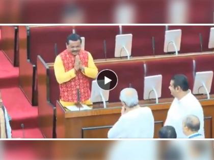 Oh You Defeated Me says Naveen Patnaik To BJP MLA In Odisha Assembly video viral | "तुम्हीच मला हरवलंत ना..."; विधानसभेत माजी CM नवीन पटनायक यांचा मजेशीर संवाद (Video)