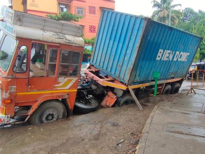 wheels of a twelve wheeled tempo rolled into a pit dug for the mahanagar gas pipeline | महानगर गॅस पाईपलाईन साठी खोदलेल्या खड्ड्यात बारा चाकी टेम्पोची चाके रुतली 