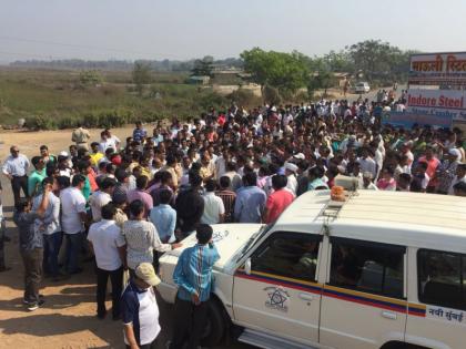 Navi Mumbai villager protest against airport construction | नवी मुंबई विमानतळाचे कामकाज केले ठप्प, ग्रामस्थांनी केला विरोध