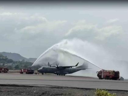 Acerforce C295 aircraft lands at Navi Mumbai International Airport A successful test in the presence of the Chief Minister | नवी मुंबई आंतराष्ट्रीय विमानतळावर एसरफोर्सचे सी 295 विमान विसावले ; मुख्यमंत्र्याच्या उपस्थितीत यशस्वी चाचणी