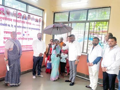 By distributing umbrellas raincoats to the waste pickers Greetings to d b patil | कचरा वेचकांना छत्र्या, रेनकोटचे वाटप करून 'दि. बा.'ना अभिवादन