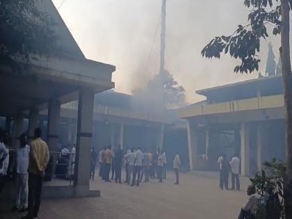 smoke of burning corpses in the face of the mourners Smoke billows in the crematorium as the chimney is closed | जळत्या मृतदेहांचा धूर शोकाकुलाच्या तोंडावर; चिमणी बंद असल्याने स्मशानभूमीतच धुराचे लोट 