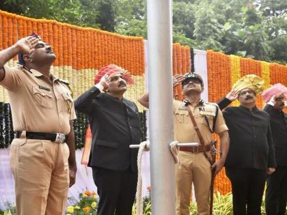 Flag Hoisting at Konkan Bhawan by Divisional Commissioner | विभागीय आयुक्तांच्या हस्ते कोकण भवन येथे ध्वजारोहण