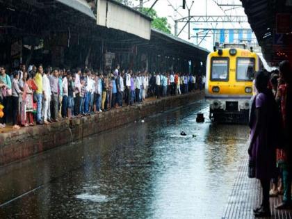 A shocking incident While catching the local the woman slipped and fell on the track | अंगावर काटा आणणारी घटना; लोकल पकडताना महिला पाय घसरून रुळावर पडली अन्...