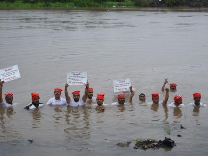 Raigad: Navi Mumbai airport project victims' water burial protest   | Raigad: नवी मुंबई विमानतळ प्रकल्पग्रस्तांचे जलसमाधी आंदोलन  