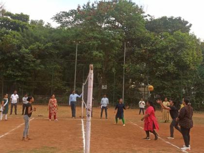 Municipal officials and employees win in volleyball throw ball and badminton competitions | व्हॉलीबॉल, थ्रो बॉलसह बॅडमिंटन स्पर्धेत महापालिकेचे अधिकारी-कर्मचारी चमकले