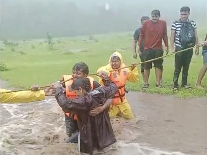 Navi Mumbai: Defying curfew, tourists get stuck near waterfall in CBD, 50 rescued  | Navi Mumbai: बंदी झुगारून गेलेले पर्यटक नवी मुंबईतील धबधब्याजवळ अडकले, ५० जणांची सुटका 