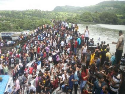 Big news for tourists! Curfew imposed in Lonavla; Vehicles banned within a kilometer of the waterfall | पर्यटकांसाठी मोठी बातमी! लोणावळ्यात जमावबंदी लागू; धबधब्याच्या एक किलोमीटर परिसरात वाहनांना बंदी