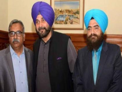 Pro-Khalistan leader in Pakistan shares pic with Navjot Singh Sidhu, triggers row in India | खलिस्तानी दहशतवाद्यासोबत नवज्योतसिंग सिद्धूचा फोटो, विरोधकांकडून टीका  