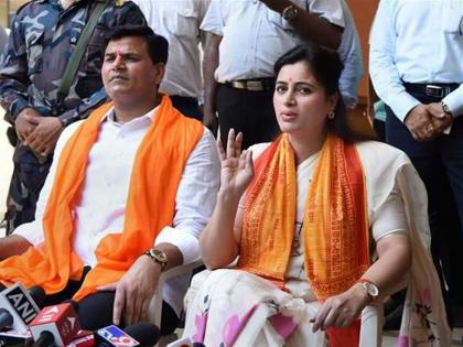 Pankaja munde from Beed, Lotus in the hands of Navneet Rana in Amravati! There is turmoil within the BJP loksabha Election | बीडमधून पंकजा, अमरावतीत नवनीत राणांच्या हाती कमळ! दोघींच्या उमेदवारीबाबत भाजप अंतर्गत खलबते