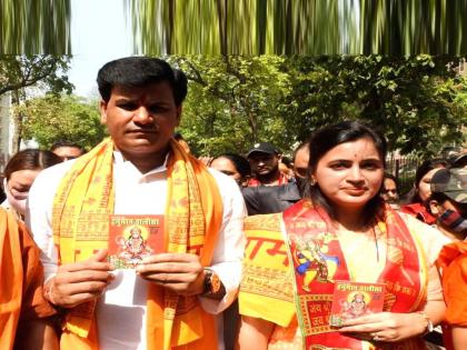 hanuman chalisa case mp navneet and mla ravi rana applied for exoneration in special court directs to police to clear stand | Maharashtra Politics: “आम्हाला दोषमुक्त करा”; राणा दाम्पत्याचा कोर्टात अर्ज, भूमिका स्पष्ट करण्याचे पोलिसांना आदेश