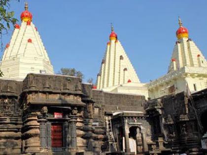 On the occasion of Navratri festival cleaning of Ambabai Temple has started, the place of Garuda Mandapa has been cleared | Kolhapur: नवरात्रोत्सवानिमित्त अंबाबाई मंदिरातील स्वच्छता सुरु, गरुड मंडपाची जागा केली मोकळी 