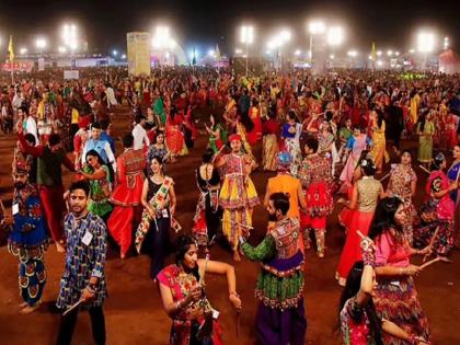 garba came in color the youth was shaken in mumbai | उड़ी उड़ी जाए...चौघडा तारा, ढोलीडा...; गरबा आला रंगात, तरुणाई थिरकली