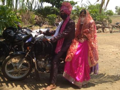 Bride go with groom on Motercycle | नवरीच्या पाठवणीसाठी दुचाकीचा आधार