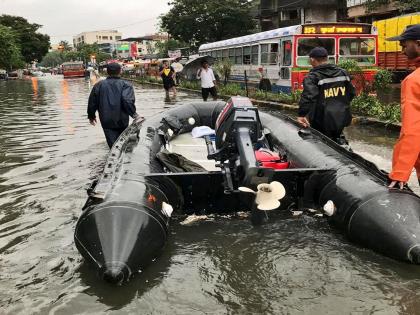 Indian Navy deploys various teams to provide assistance to rain hit and stranded people, in Kurla area | Mumbai Rain Update: कुर्ल्यात पावसाचं पाणी लोकांच्या घरात; भारतीय नौदल मदतीसाठी सरसावले 