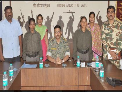 Surrender of two women women naxalites in Gadchiroli, Rs.6 lakh prize on both | दोन जहाल महिला नक्षलींचे गडचिरोलीत आत्मसमर्पण, दोघींवर सहा लाखांचे बक्षीस