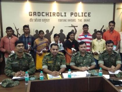 7 naxals carrying Rs 32 lakh reward surrenders in gadchiroli | 32 लाखांचं बक्षीस असलेल्या सात जहाल नक्षलवाद्यांचं आत्मसमर्पण