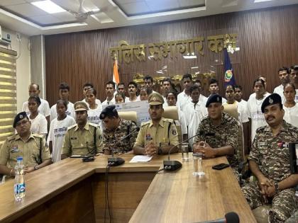 15 नक्षलवाद्यांचे आत्मसर्पण; 9 जणांवर एकूण 48 लाखांचे बक्षीस, 5 महिलांचाही समावेश...