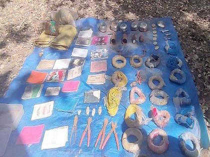 The police foiled the ambush attempt by seized explosives buried by naxalites | पाेलिसांनी उधळला घातपाताचा डाव; चारवाही जंगलात स्फाेटकांसह नक्षल साहित्य जप्त