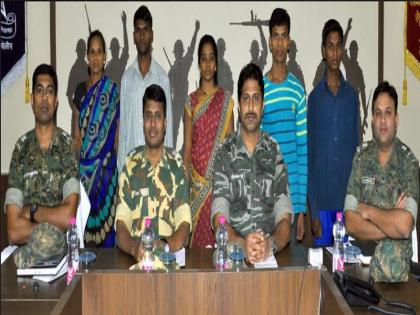 Surrender of five Naxalites, including Platoon commander Sainu and Rupi | गडचिरोलीत प्लाटून कमांडर सैनू आणि रूपीसह पाच नक्षलवाद्यांचे आत्मसमर्पण, सर्वांवर होते २४ लाखांचे बक्षीस 