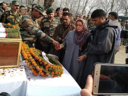 Lance Nayak Najir Wani martyr in the encounter | दहशतवाद सोडून लष्करात दाखल झालेला लान्स नायक नझीर वानी चकमकीत शहीद 