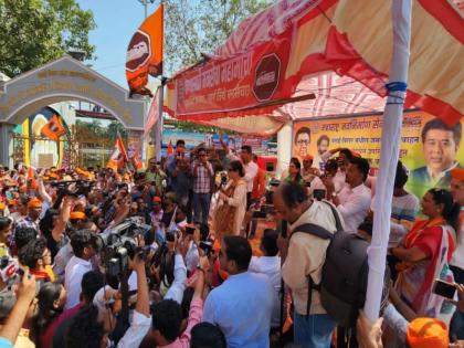 MNS marched to Virar Municipal Corporation office for water for Vasaikars. | वसईकरांच्या पाण्यासाठी आयुष्यातली पहिली केस घेणार; शर्मिला ठाकरेंनी सरकारला ठणकावले!