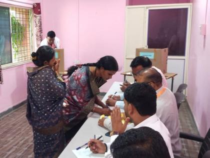 Voting begins for five market committees in Buldhana district; The pace of voting was slow till 10 am | बुलढाणा जिल्ह्यातील पाच बाजार समित्यांसाठी मतदान सुरू; सकाळी दहा वाजेपर्यंत मतदानाची गती संथ