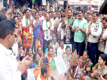 NCP agitation against gas price hike by performing Aarti in Pune | 'जयदेवी जयदेवी जय कमळाबाई', पुण्यात आरती करून गॅस दरवाढीविरोधात राष्ट्रवादीचे आंदोलन