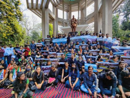 near Sassoon NCP wearing black clothes agitation near Babasaheb Ambedkar Memorial | ससून जवळील डॉ. बाबासाहेब आंबेडकर स्मारकाजवळ राष्ट्रवादीचे काळे कपडे घालून आंदोलन