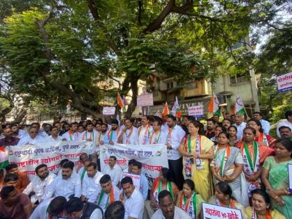 NCP protest in Pune | "शिंदे फडणवीस खातात महाराष्ट्राची भाकरी अन्..." पुण्यात राष्ट्रवादीचे आंदोलन