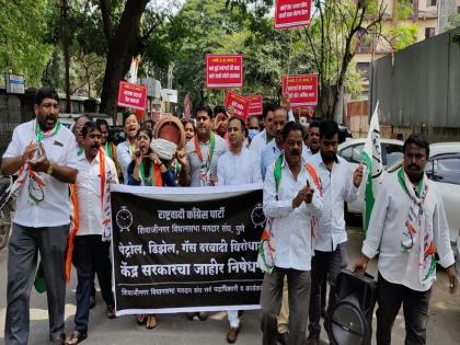 NCP launches gas cylinder funeral in pune against rising inflation | पुण्यात वाढत्या महागाई विरोधात राष्ट्रवादीने काढली गॅससिलेंडरची अंत्ययात्रा