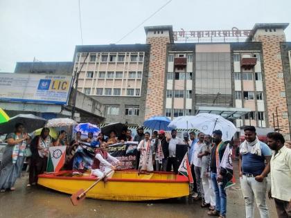 Unique agitation of NCP in Pune Boat services should be started where the finger points | 'बोट दाखवेल तेथे बोटसेवा सुरू झालीच पाहीजे'; राष्ट्रवादी काँग्रेसचे पुण्यात अनोखे आंदोलन