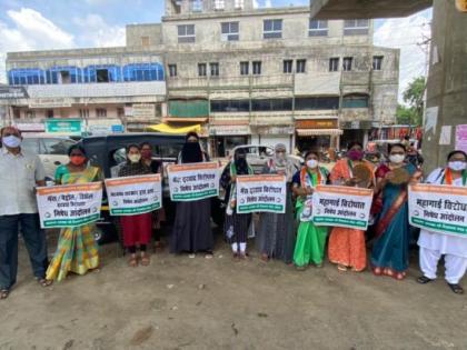 Nationalist Women's Congress agitation against gas prise hike at Akola | पंतप्रधानांना टपालद्वारे पाठविल्या गोवऱ्या; राष्ट्रवादी महिला काँग्रेसचे आंदोलन