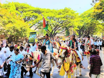 Horses bullock carts bicycles on Jangali Maharaj Road in Pune NCP agitation against fuel price hike | Video: पुण्यात जंगली महाराज रस्त्यावर घोडे ,बैलगाडी, सायकल; इंधन दरवाढीविरोधात राष्ट्रवादीचे आंदोलन