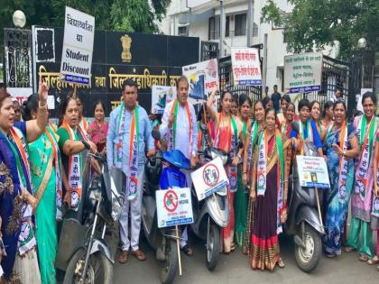 NCP's front against a petrol-diesel hike: Prohibition of bicycling | पेट्रोल-डिझेल दरवाढीच्या निषेधार्थ राष्ट्रवादीचा मोर्चा : दुचाकी ढकलून निषेध