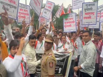 Nationalist youth protest outside Thane collector to protest against shifting of industries to Gujarat vedanta foxconn | उद्योग गुजरातला हलवल्याच्या निषेधार्थ राष्ट्रवादी युवकांचे ठाणे जिल्हाधिकारी कार्यालयाबाहेर निदर्शन