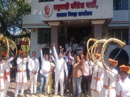 After getting the party symbol of NCP Sharad Pawar group, office bearers cheer in front of NCP Bhawan in Satara | ‘आमची तुतारी, विजयाची तयारी’; साताऱ्यातील कार्यालयापुढे पदाधिकाऱ्यांच्या गगनभेदी घोषणा 