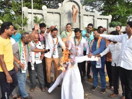 A symbolic effigy of Sadabhau Khota was burnt for using abusive language against Sharad Pawar | शरद पवारांबद्दल अपशब्द वापरल्याने सदाभाऊ खोतांचा प्रतिकात्मक पुतळा जाळला