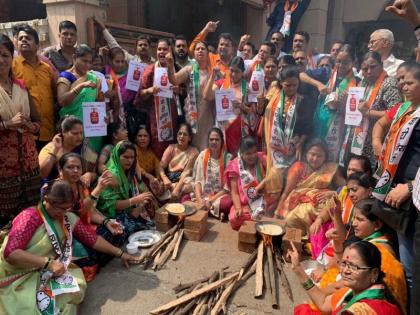 Women activists of NCP made roti on Chula in thane | ...म्हणून राष्ट्रवादीच्या महिला कार्यकर्त्यांनी थापल्या चुलीवर भाकर्‍या