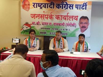 ncp leaders in ulhasnagar busy in parties program amid coronavirus threat kkg | Coronavirus: आरोग्यमंत्र्यांकडून घरात राहण्याचं आवाहन; राष्ट्रवादीचे कार्यकर्ते मात्र पक्षप्रवेशाच्या कार्यक्रमात