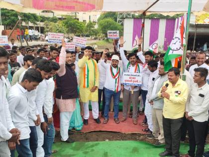 Vedanta Foxconn Deal NCP students front conducts Protests in Latur Ausa | Vedanta Foxconn Deal, NCP: राष्ट्रवादी विद्यार्थी काँग्रेसतर्फे लातूरच्या औसामध्ये निषेध, निदर्शने