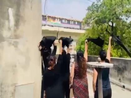 Video: Women of NCP show black cloth while traveling in Prime Minister Narendra Modi's Metro | Video: पंतप्रधान नरेंद्र मोदी मेट्रोने प्रवास करताना राष्ट्रवादी काँग्रेसच्या महिलांनी दाखवले काळे कापड