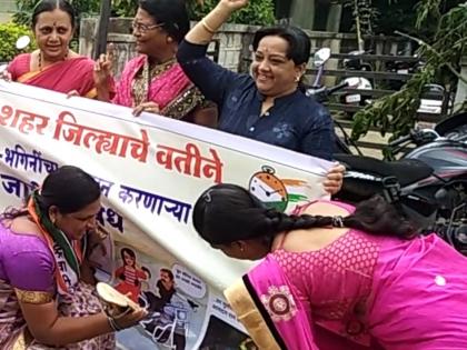 Kolhapur: Combustion of the image of Kadam on the behalf of the Women Congress | कोल्हापूर : महिला कॉंग्रेसच्या वतीने कदम यांच्या प्रतिमेचे दहन